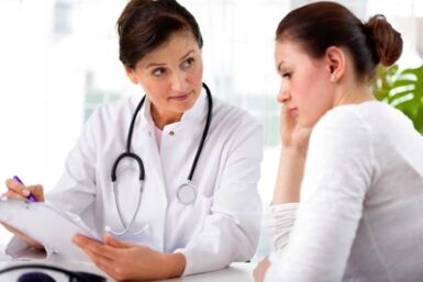 Ein Neurologe verschreibt einem Patienten eine medikamentöse Behandlung der thorakalen Osteochondrose.
