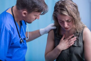 Ein Patient klagt über starke Beschwerden in der Brust